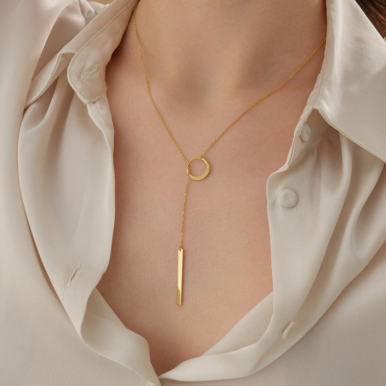 CIRCLE AND BAR LARIAT NECKLACE IN GOLD