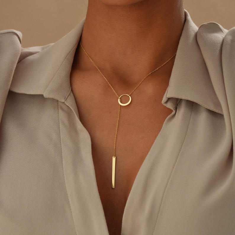 CIRCLE AND BAR LARIAT NECKLACE IN GOLD
